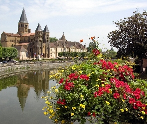 Burgundia, Kościół, Bazylika Basilica of Paray-le-Monial, Departament Saona i Loara, Francja