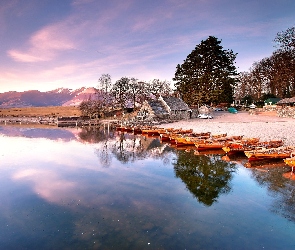 Jezioro, Domy, Łodzie, Plaża, Góry