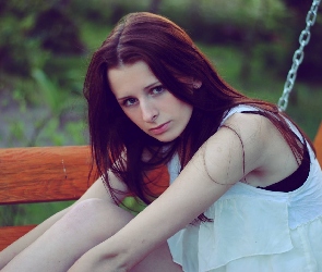 Brunetka, Huśtawka, Kobieta