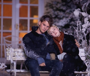 Film, Dakota Fanning, Śnieg, Jeremy Irvine, Ławka, Aktor