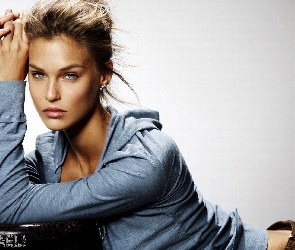 Bar Refaeli, Spojrzenie