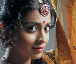 Shriya Saran, Kolczyki, Brunetka