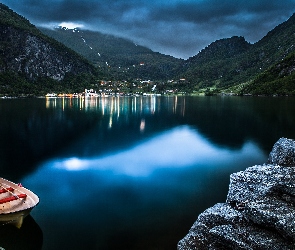 Łódka, Światła, Fiord Geiranger, Norwegia, Góry, Odbite