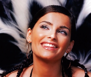 Nelly Furtado, Kolczyki, Uśmiechnięta