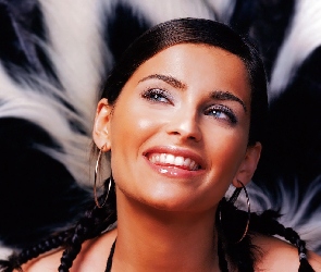 Uśmiechnięta, Kolczyki, Nelly Furtado