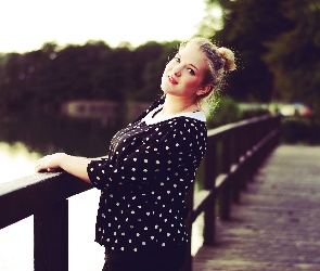 Blondynka, Most, Kobieta