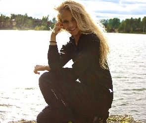 Emilie Marie Nereng, Jezioro, Uśmiech, Blondynka