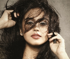 Huma Qureshi, Włosy, Rozwiane