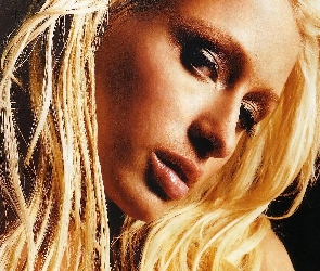 Paris Hilton, Buzia