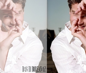 David Boreanaz, biała koszula