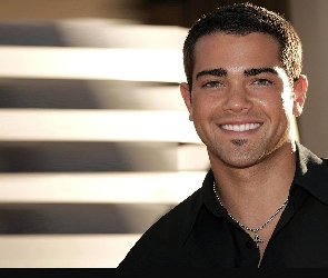 Jesse Metcalfe, łańcuszek, czarna koszula