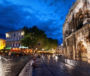 Noc, Ludzie, Nimes, Francja, Miasto, Domy