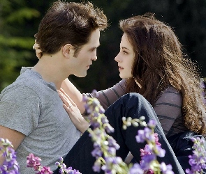 Kristen Stewart, Robert Pattinson, Łąka, Kwiaty