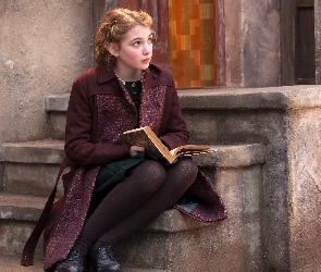 Sophie Nelisse, Schody, Płaszcz, Dziewczyna, Książka, Dom