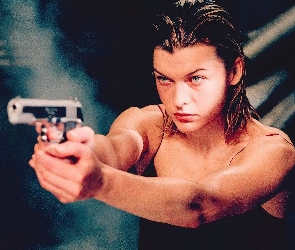 Milla Jovovich, Pistolet