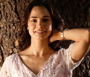 Mia Maestro, Uśmiech