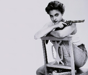 trampki, krzesło, Drew Barrymore, pistolet