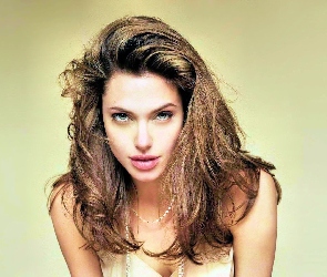 Angelina Jolie, Koraliki