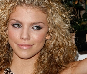 Blondynka, Annalynne Mc Cord