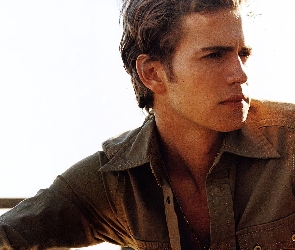 Hayden Christensen, beżowa koszula, blond włosy