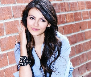 Biżuteria, Mur, Victoria Justice