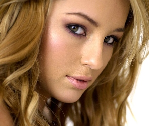 Spojrzenie, Keeley Hazell