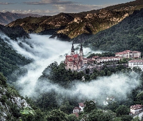 Covadonga, Domy, Lasy, Góry, Mgła, Katedra