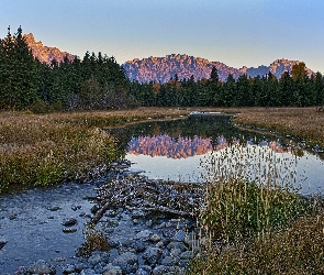 Góry, Tama, Rzeka