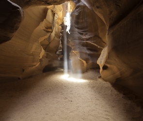 Jaskinia, Przebijające Światło