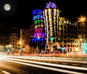 Ulica, Domy, Czechy, Miasto nocą, Oświetlone, Praga, Tańczący dom