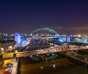 Mosty, Miasto nocą, Tyne, Wielka Brytania, Rzeka