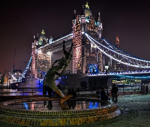 Girl with a Dolphin, Londyn, Tower Bridge, noc, statue