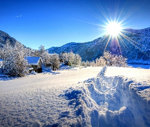 Zima, Śnieg, Dom, Las, Promienie Słońca, Góry