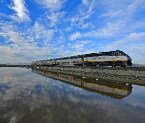 Most, California, Jezioro, Pociąg