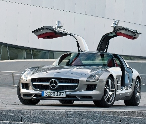 Mercedes Benz SLS