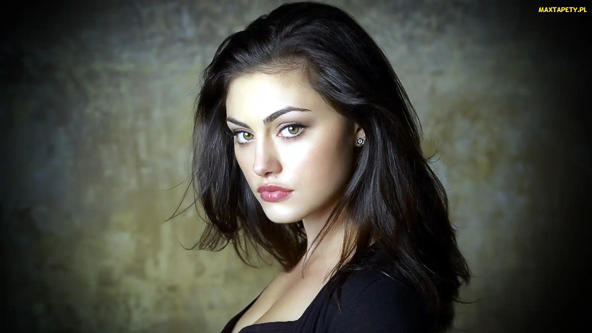 Phoebe Tonkin, Spojrzenie