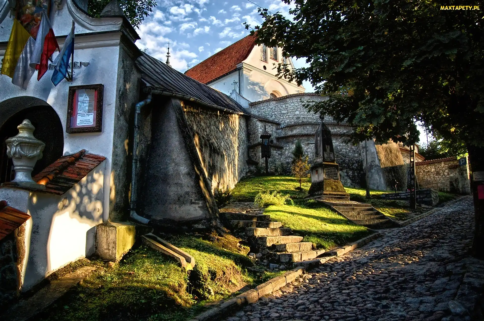 Górka, Schody, Trawa, Mur, Droga, Drzewo