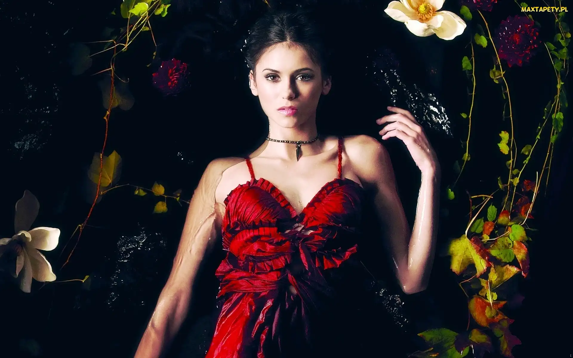 Nina Dobrev, Czerwona, Kwiaty, Woda, Liście, Sukienka
