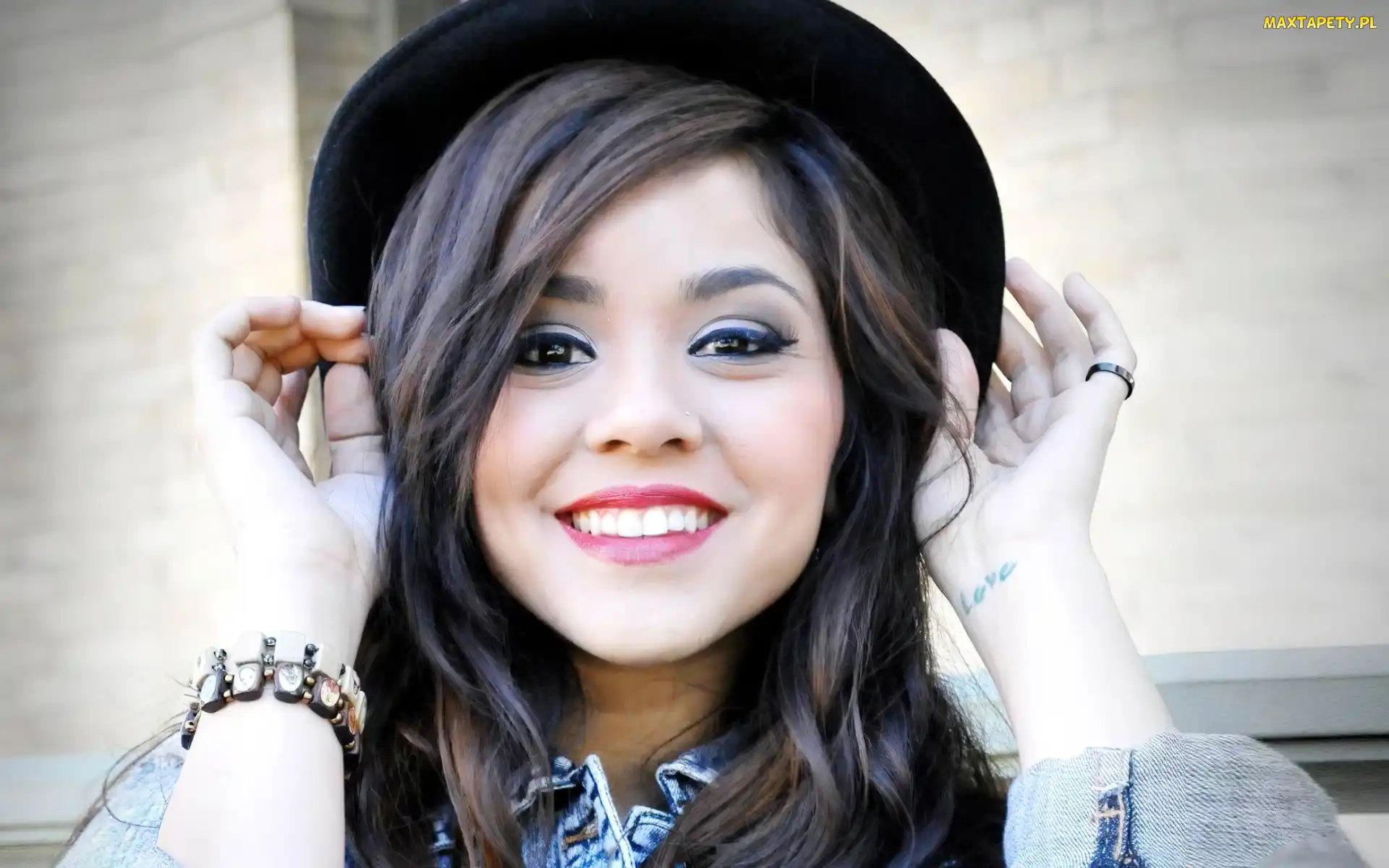 Alyssa Bernal, Uśmiechnięta
