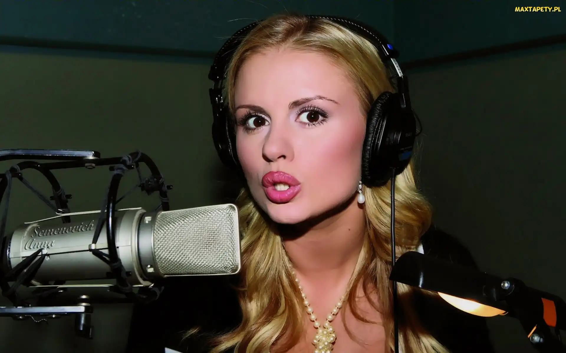Anna Semenovich, Mikrofon