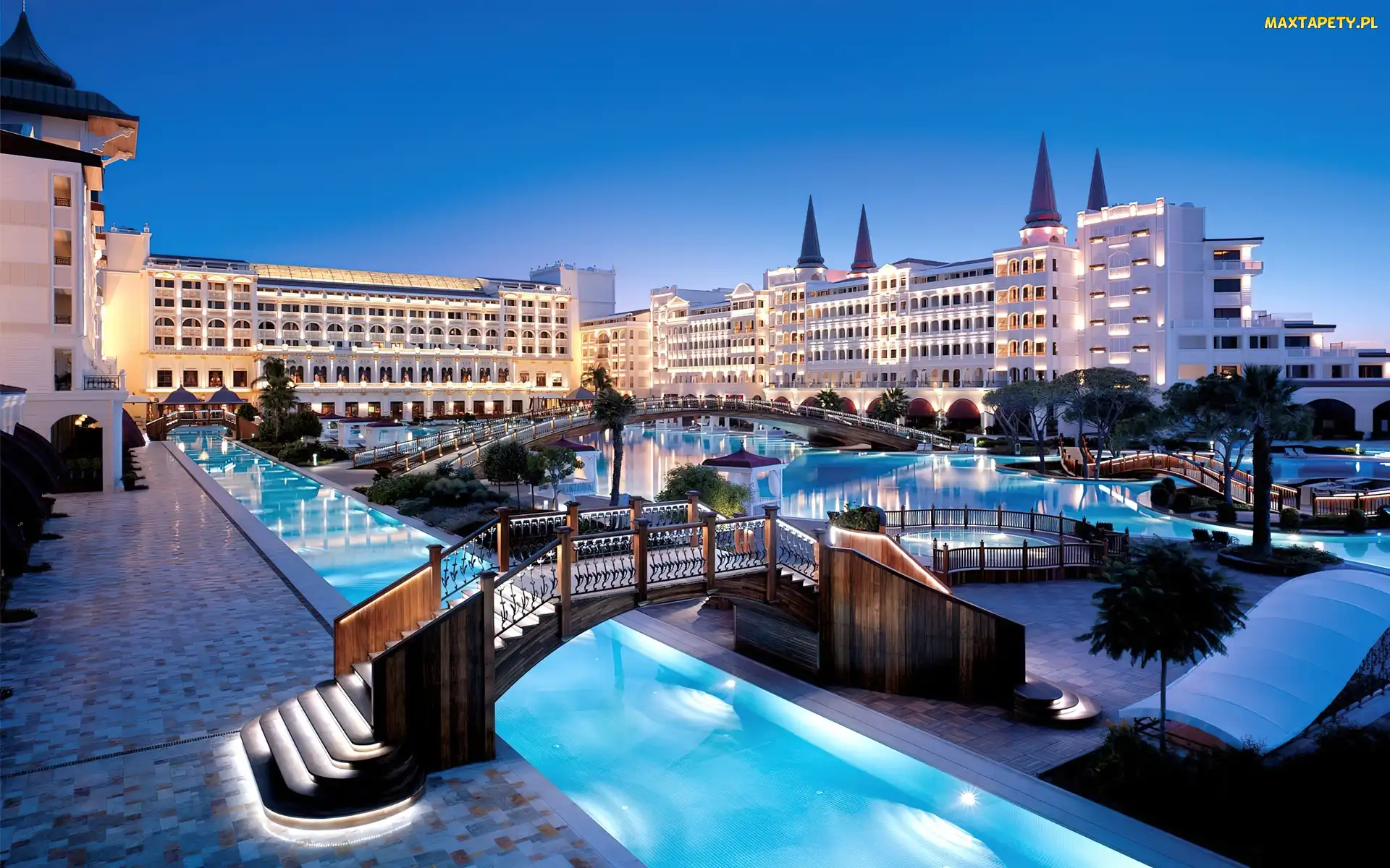 Woda, Mostki, Hotel