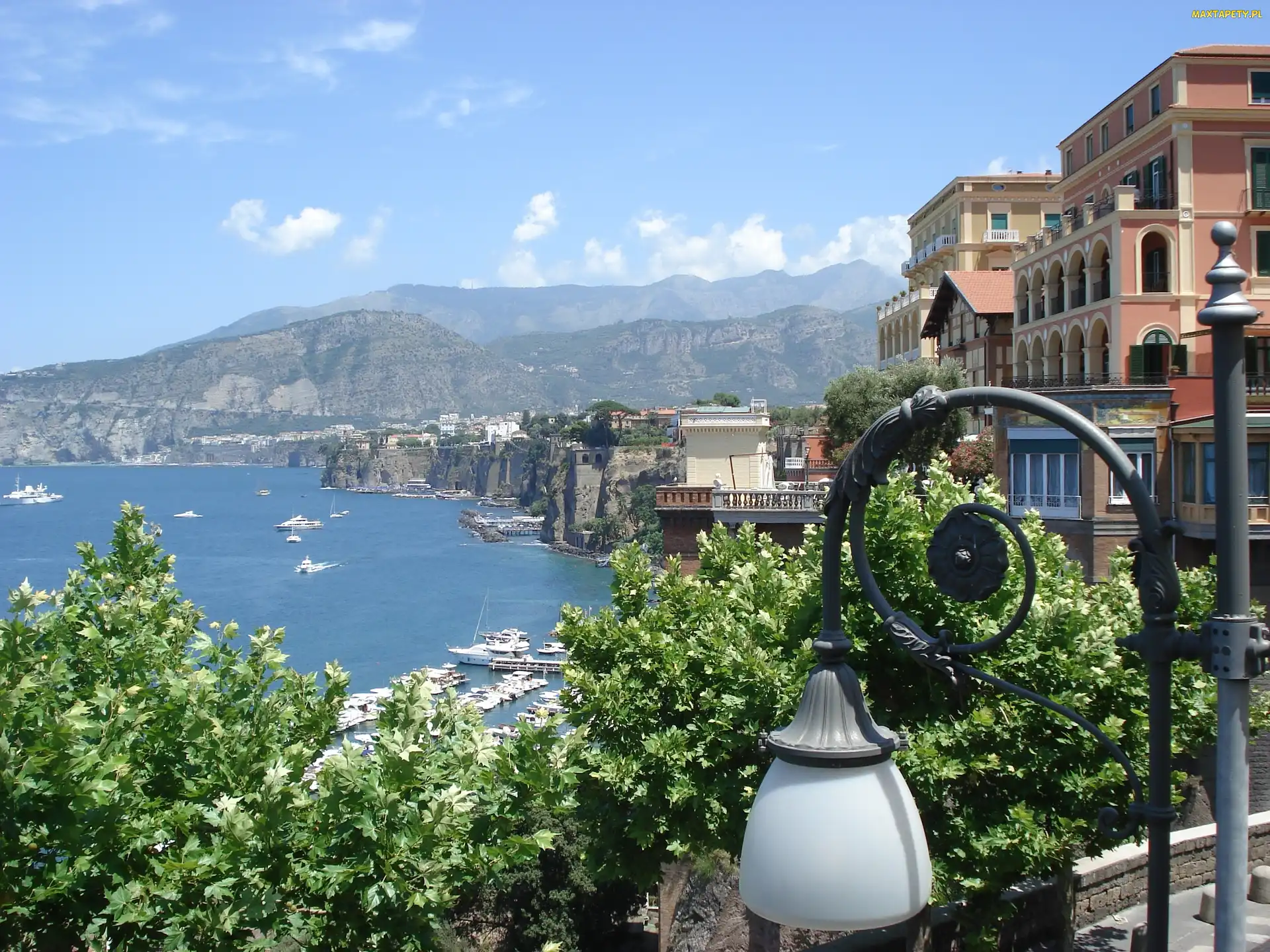 Woda, Domy, Włochy, Sorrento, Lampa, Drzewa