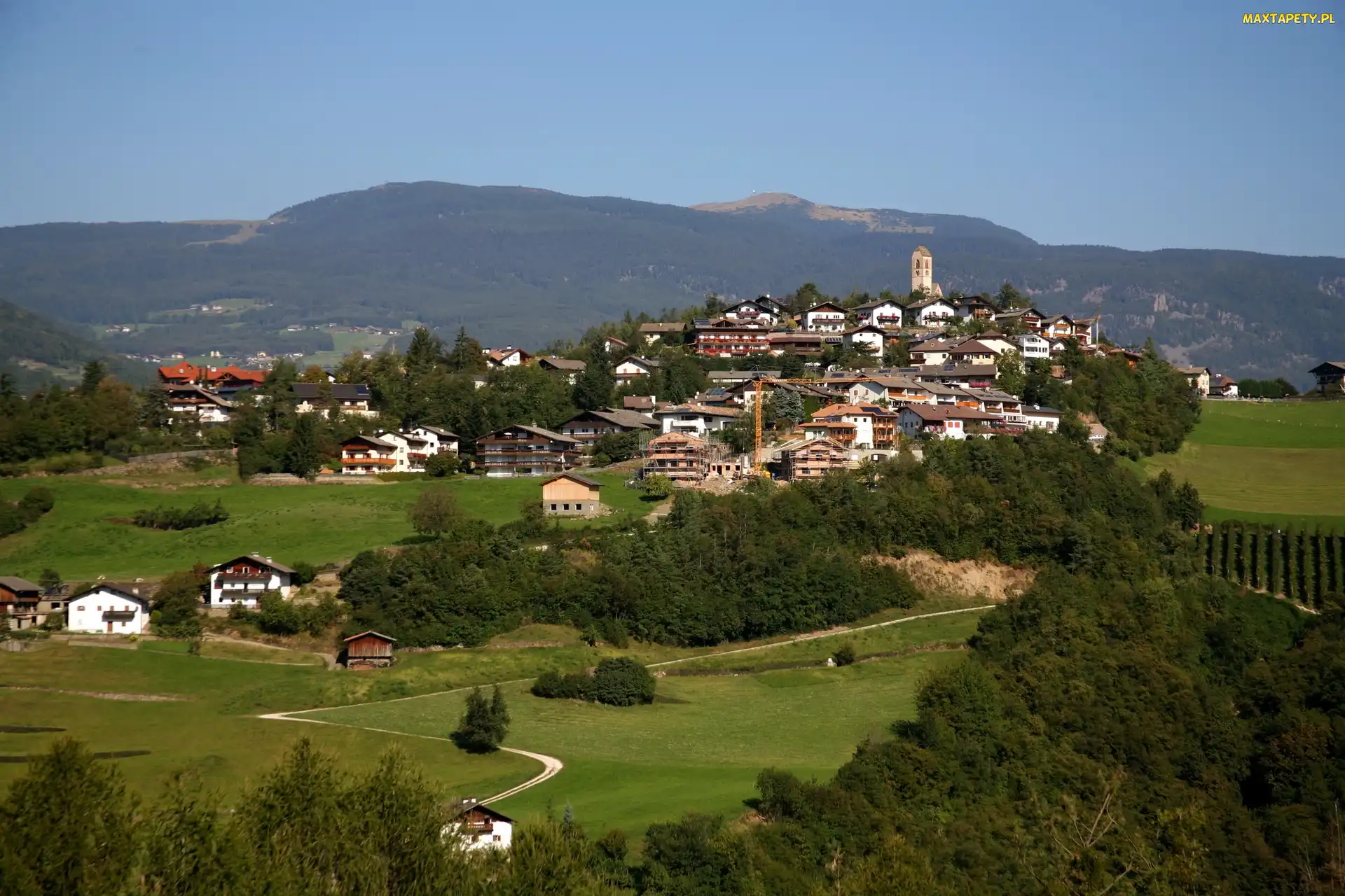 Na, Wzgórzu, Miasto