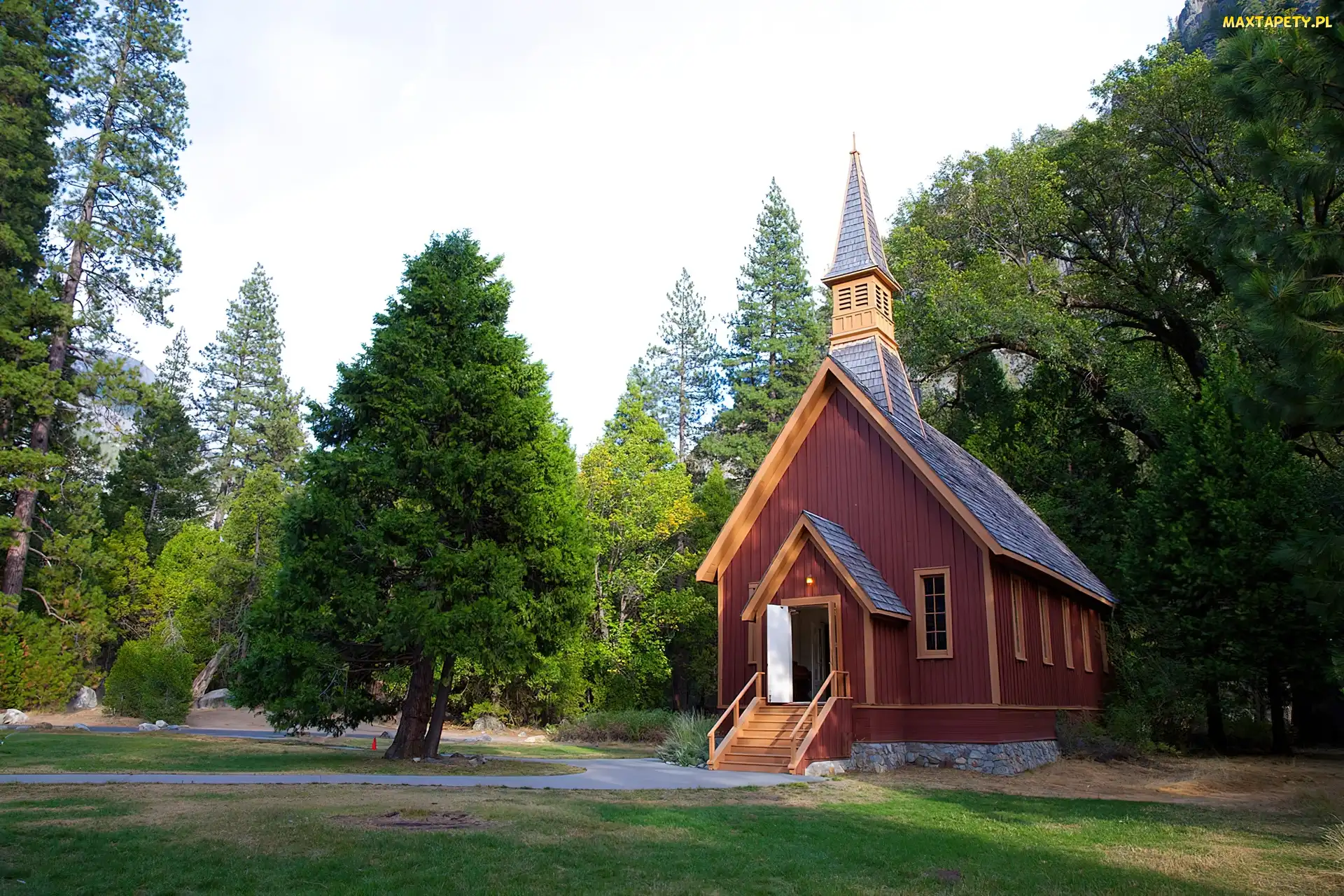 Drzewa, Kościółek Yosemite Valley Chapel, Stan Kalifornia, Stany Zjednoczone, Park Narodowy Yosemite, Drewniany