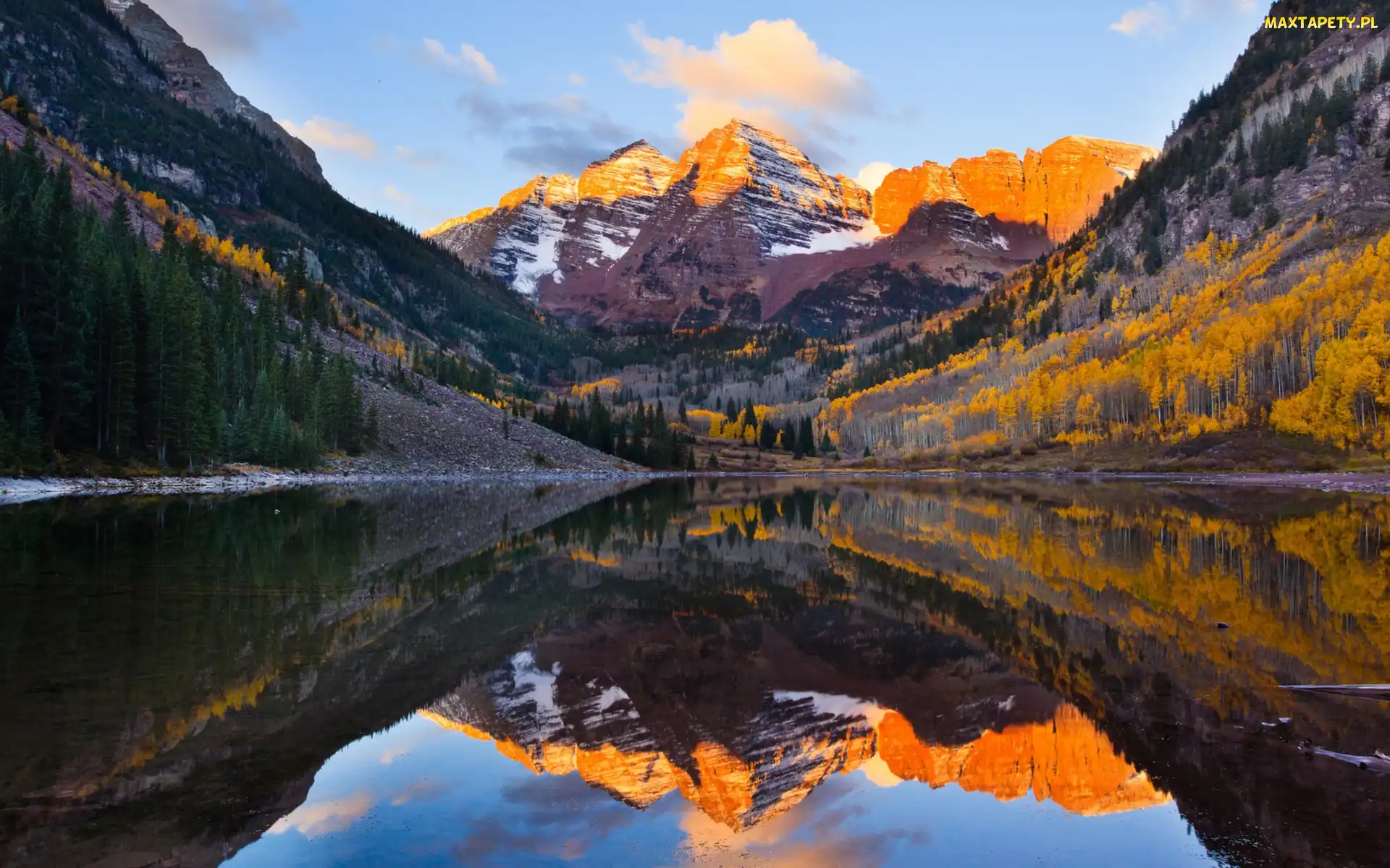 Jesień, Stan Kolorado, Drzewa, Stany Zjednoczone, Chmury, Odbicie, Góry Skaliste, Szczyty Maroon Bells, Jezioro Maroon Lake