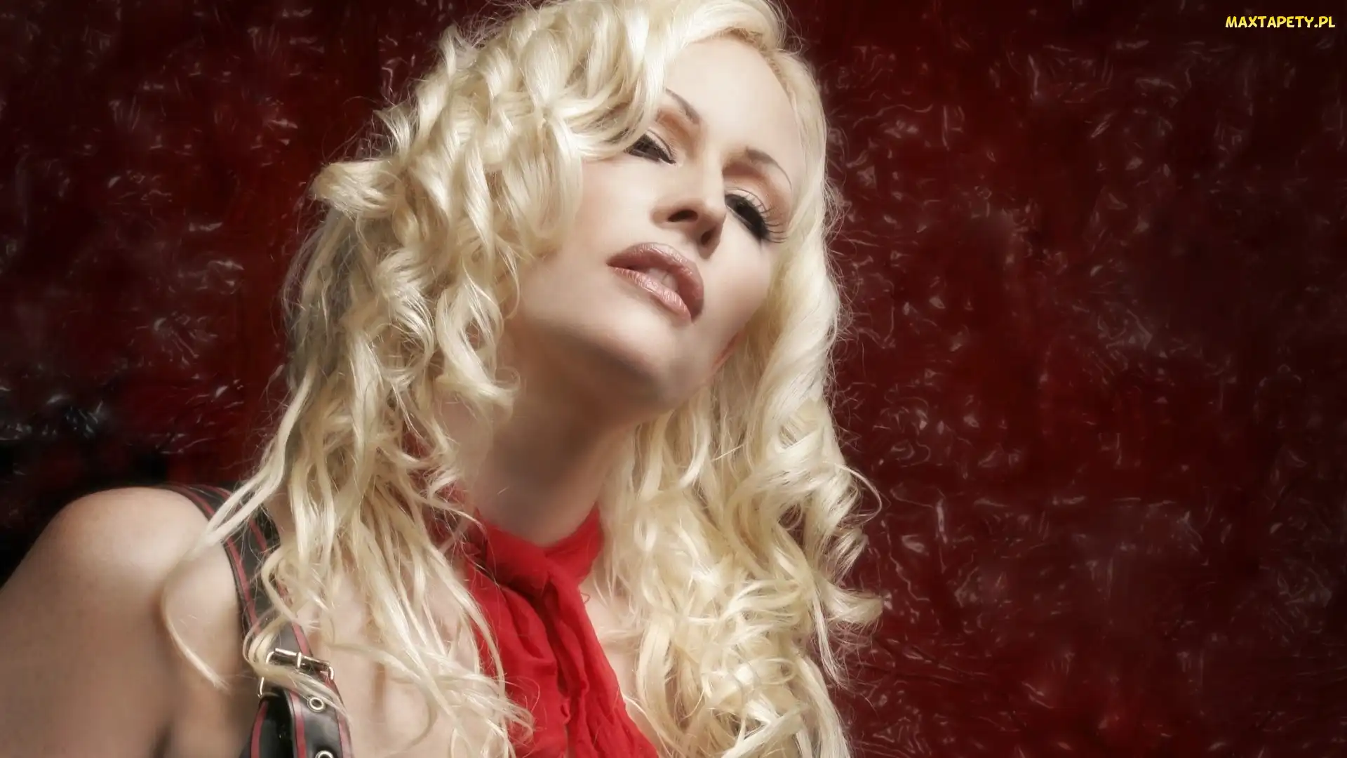 Genitorturers, Wokalistka, Urocza, Blondynka