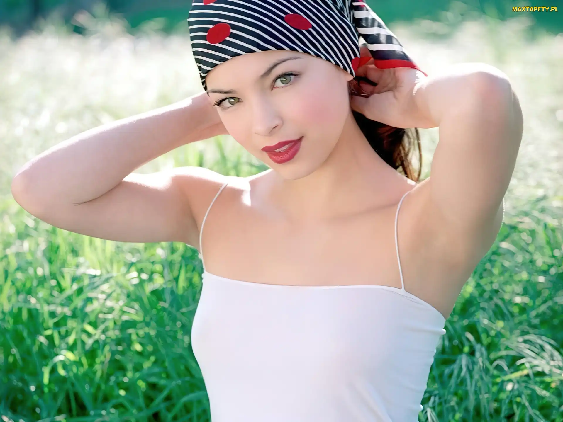 Kristin Kreuk, Trawa, Apaszka