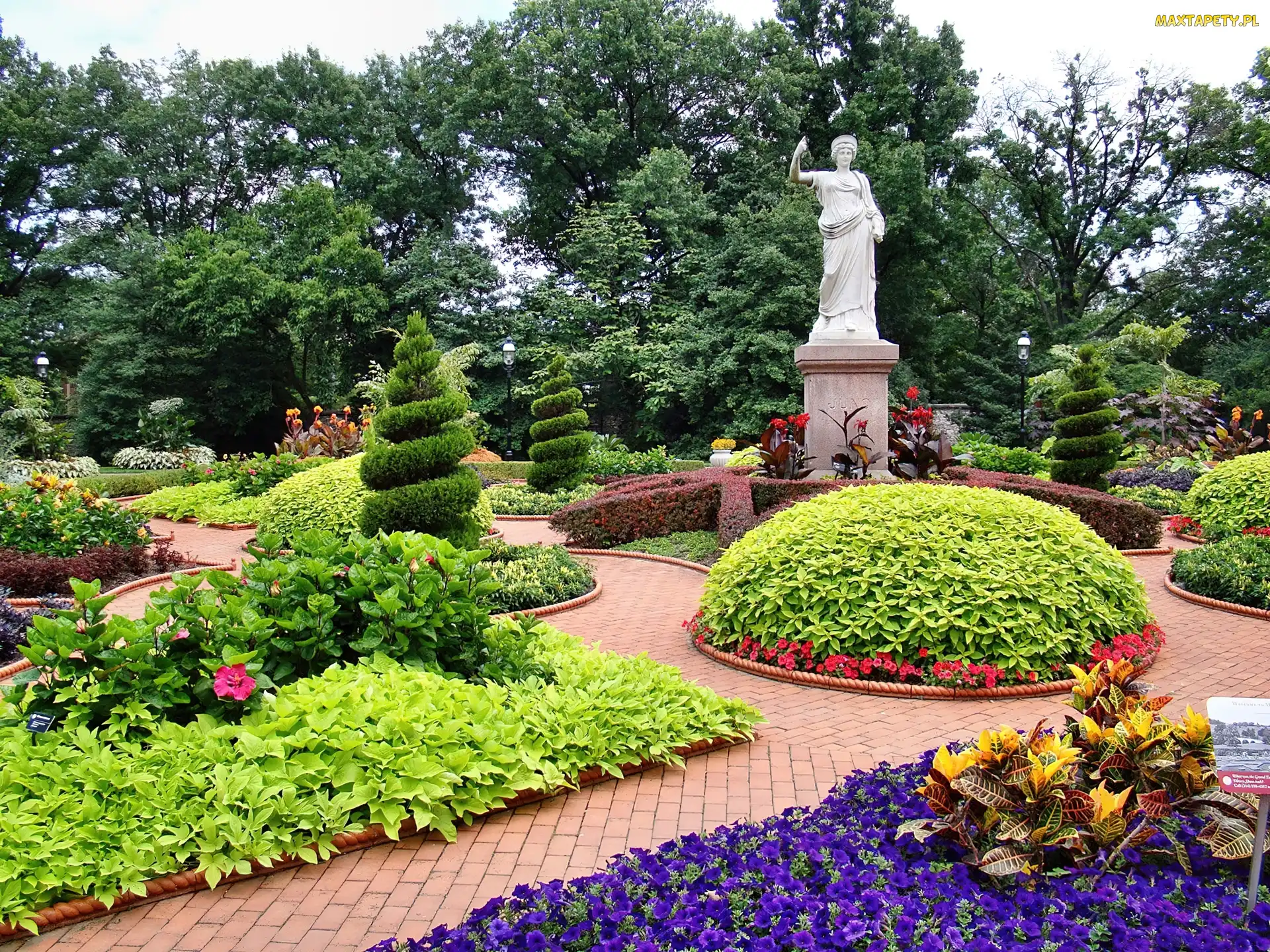 Klomby, Posąg, Park