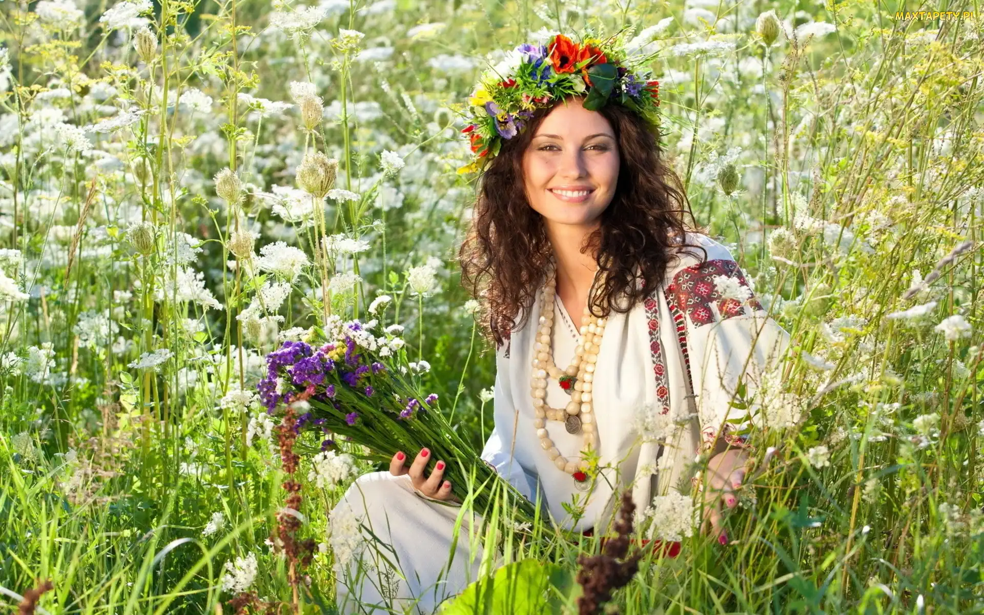 Brunetka, Trawa, Kwiaty, Łąka, Uśmiechnięta