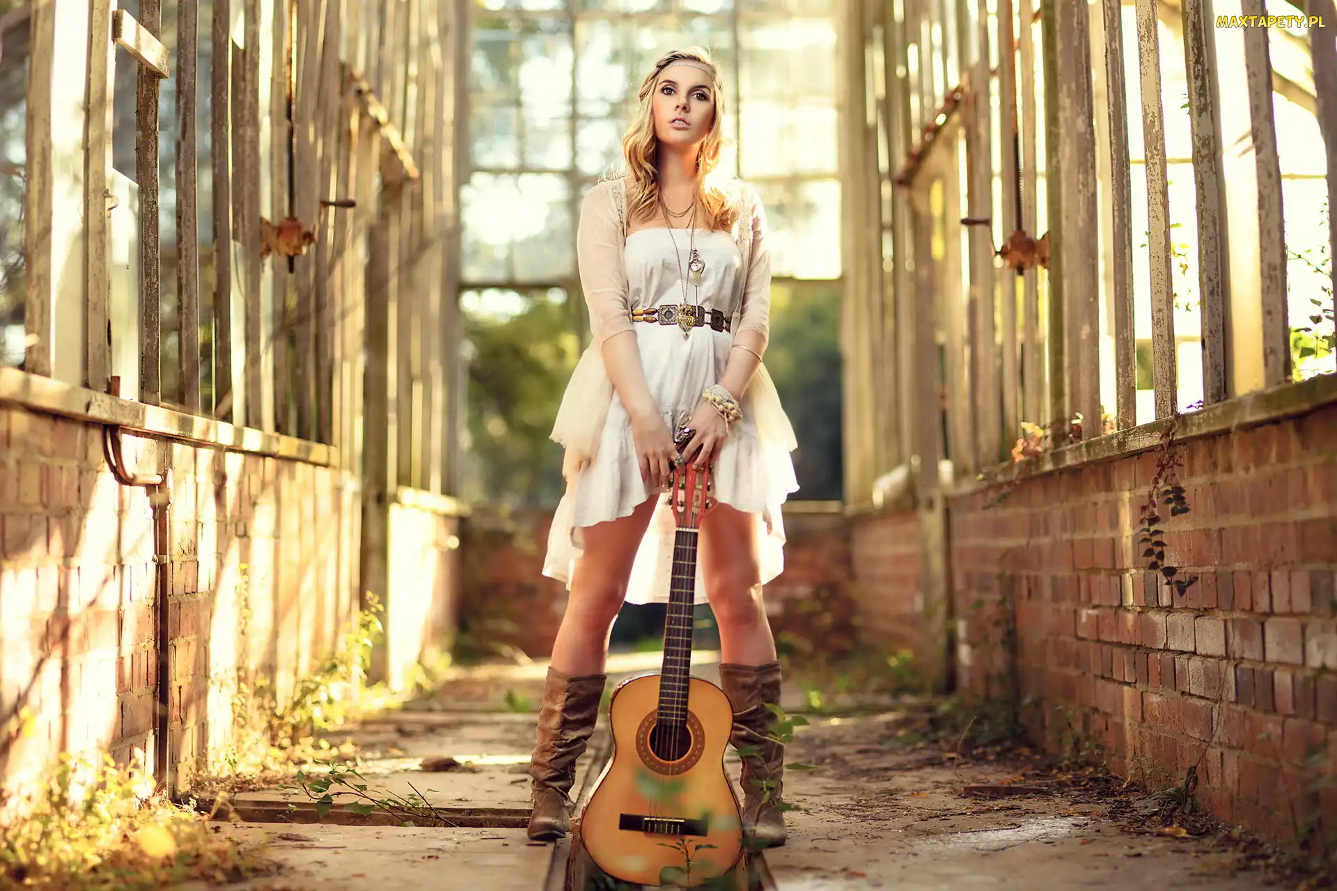 Blondynka, Gitara, Dziewczyna